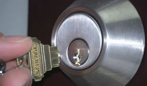 Royal Locksmith Store Woodland Hills, CA 818-491-5040 - key-broke-in-lock
